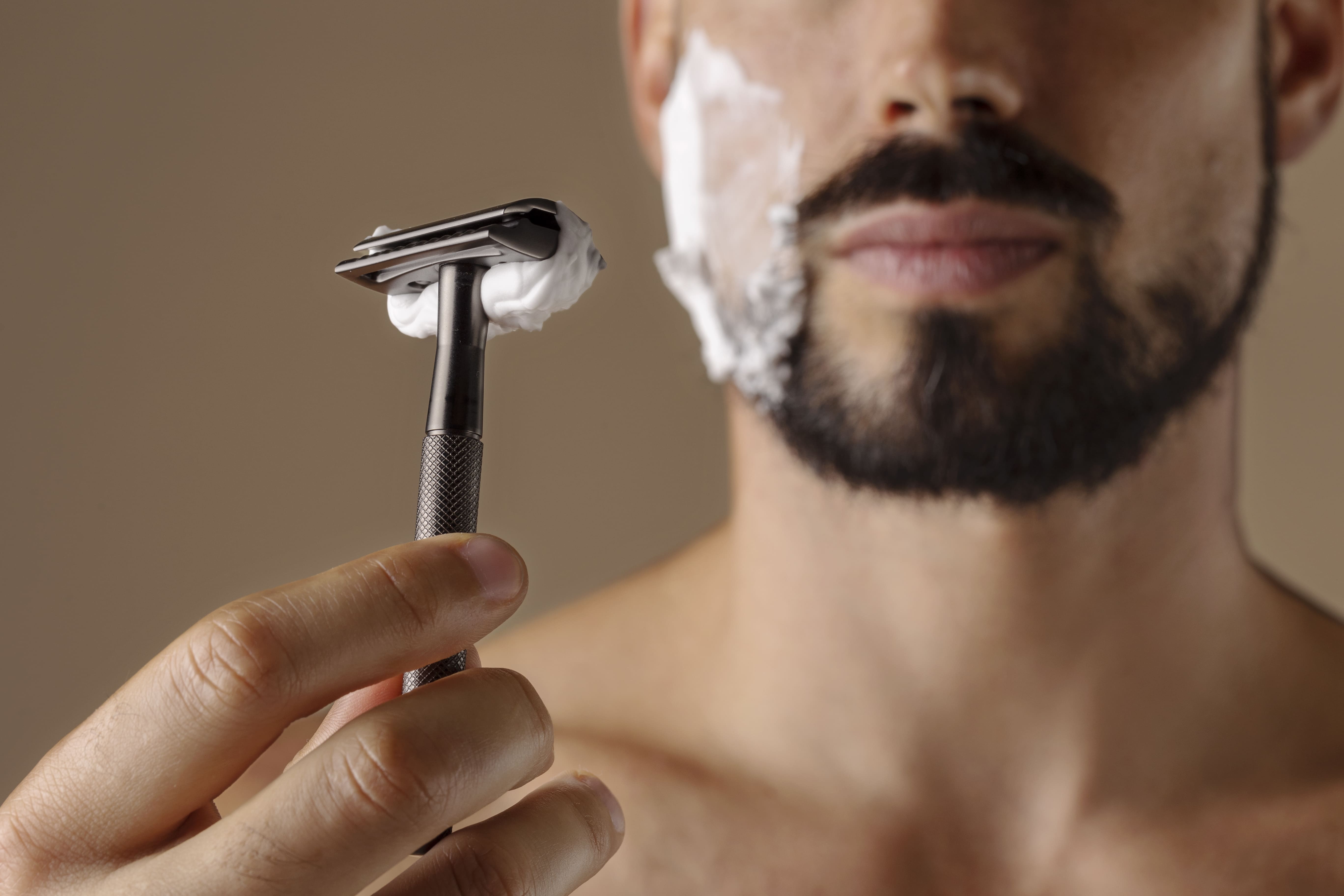 uomo rasoio in primo piano skincare uomo